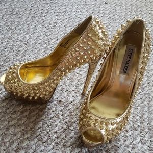 Edgy spiked gold pumps!!!